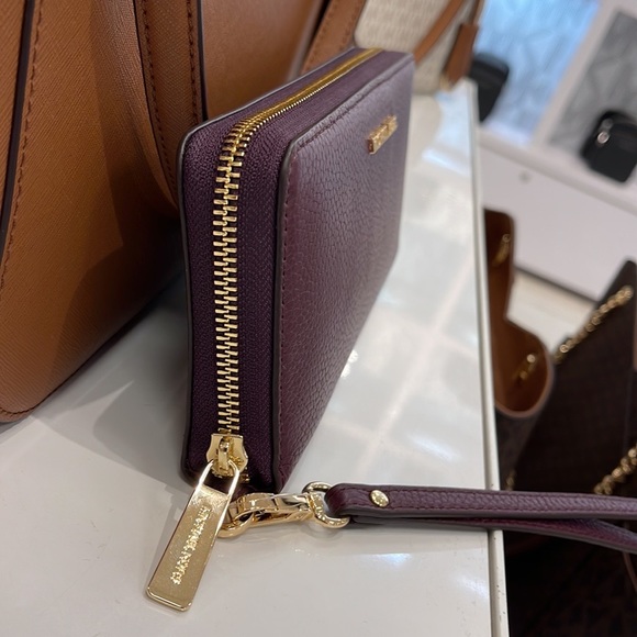 MICHAEL KORS LARGE TRAVEL CONTINENTAL WRISTLET WALLET PHONEHOLDER OXBLOOD - Picture 4 of 16